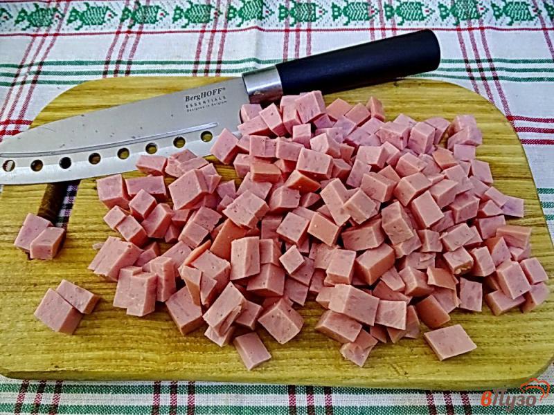 Фото приготовление рецепта: Острая томатная подлива с колбасой шаг №4