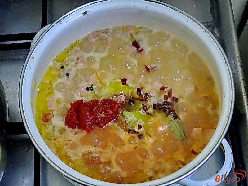 Фото приготовление рецепта: Острая томатная подлива с колбасой шаг №8