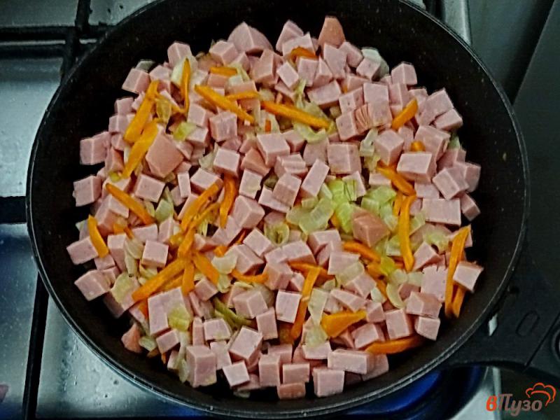 Фото приготовление рецепта: Острая томатная подлива с колбасой шаг №6