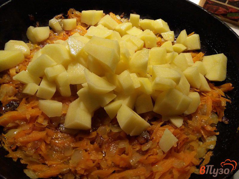 Фото приготовление рецепта: Картофельный суп с белыми грибами шаг №5