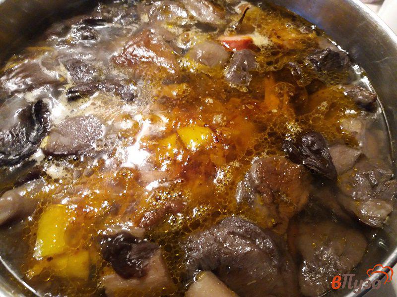Фото приготовление рецепта: Картофельный суп с белыми грибами шаг №7