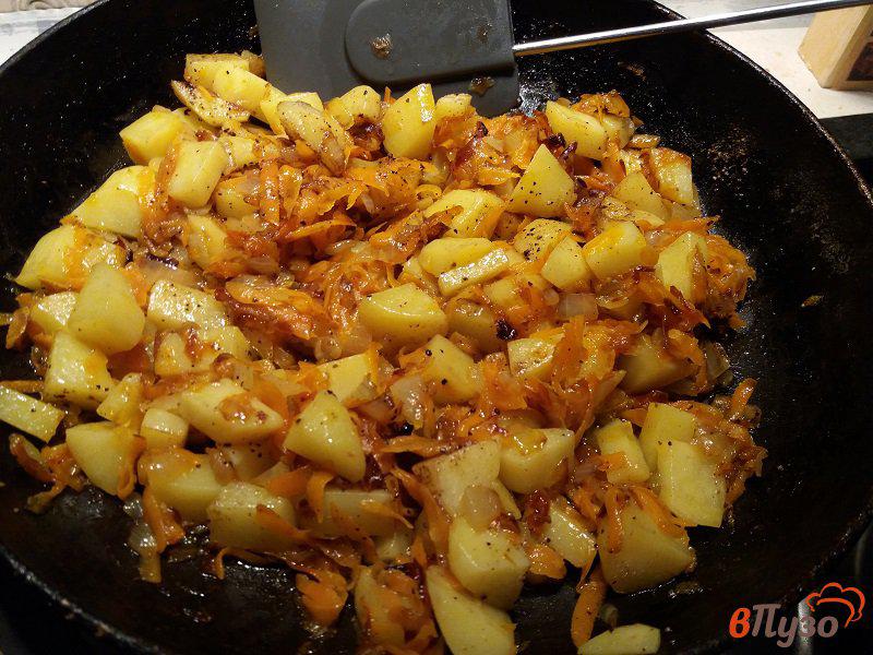 Фото приготовление рецепта: Картофельный суп с белыми грибами шаг №6