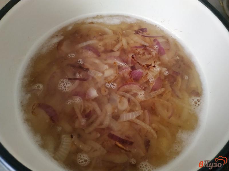 Фото приготовление рецепта: Луковый суп на курином бульоне шаг №4