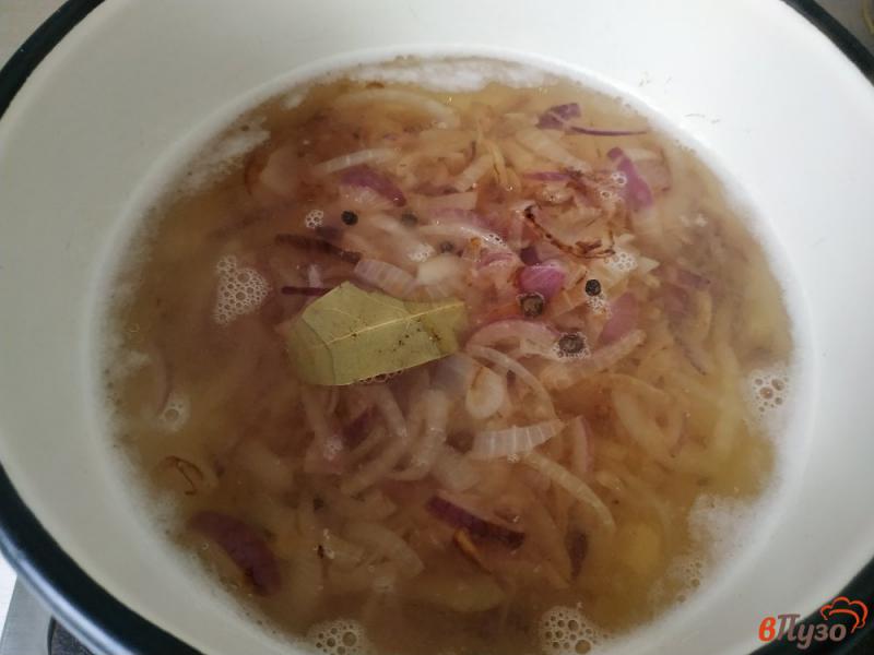 Фото приготовление рецепта: Луковый суп на курином бульоне шаг №5