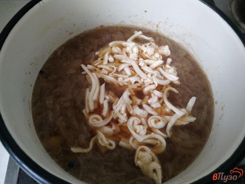 Фото приготовление рецепта: Луковый суп на курином бульоне шаг №6
