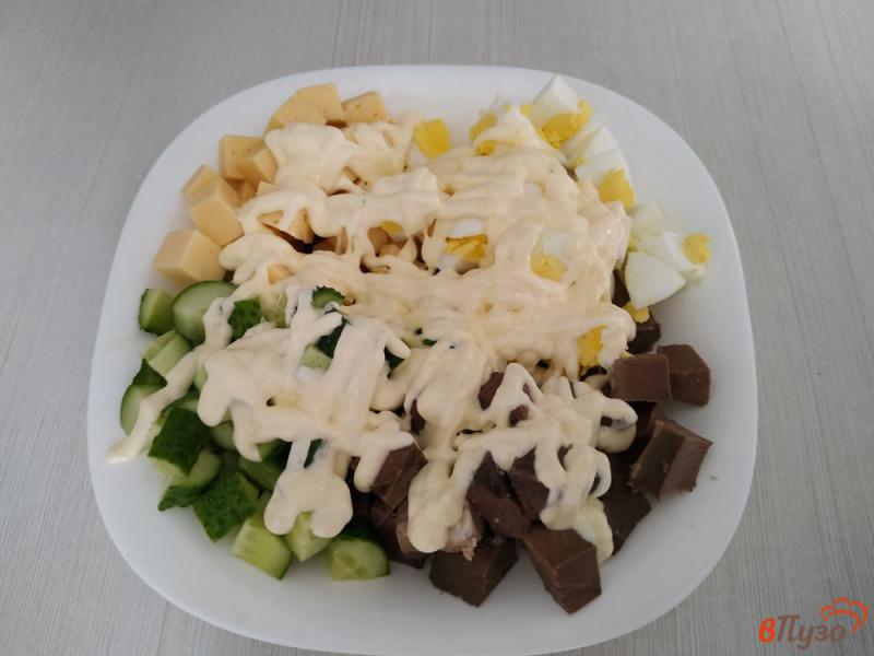 Фото приготовление рецепта: Салат из говяжьего сердца сыра и свежего огурца шаг №8