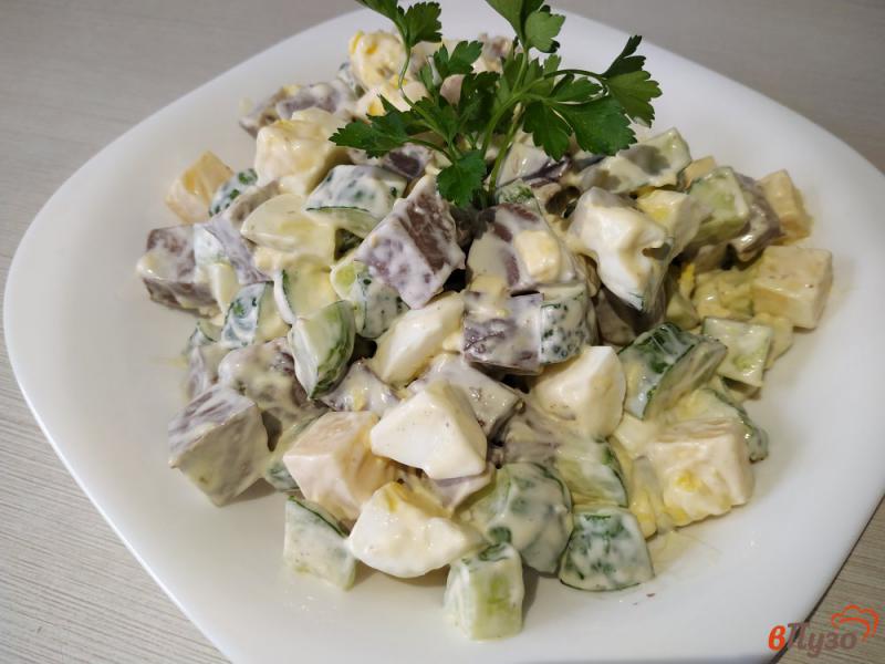 Фото приготовление рецепта: Салат из говяжьего сердца сыра и свежего огурца шаг №9