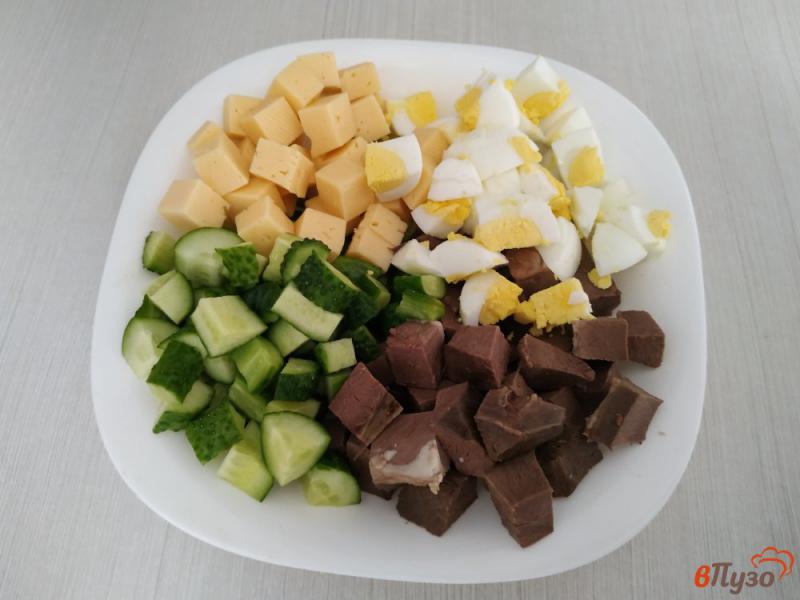 Фото приготовление рецепта: Салат из говяжьего сердца сыра и свежего огурца шаг №7