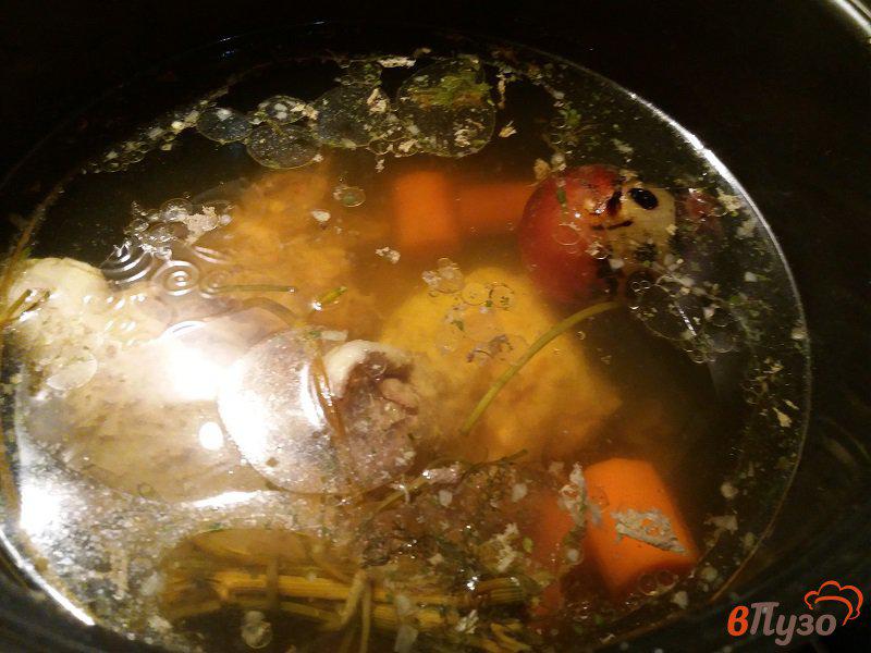Фото приготовление рецепта: Куриный бульон с пельменями шаг №3