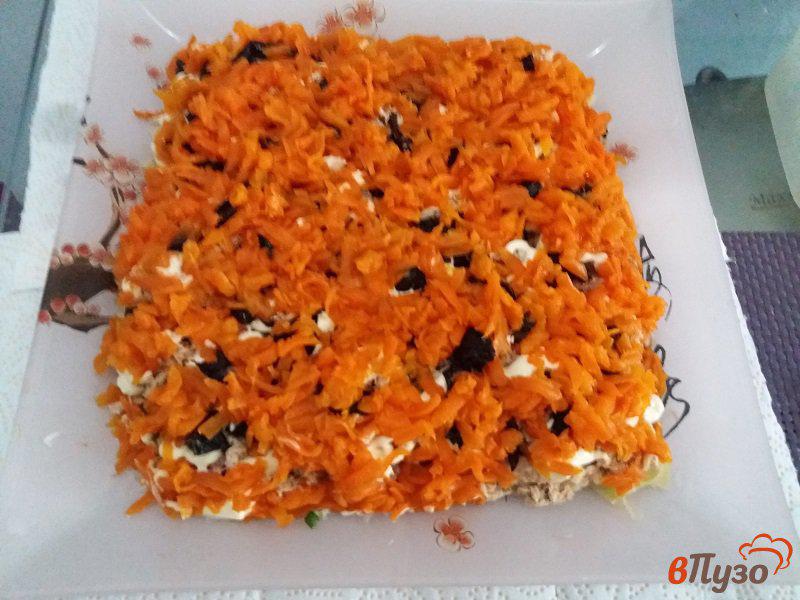 Фото приготовление рецепта: Слоёный салат из консервированного лосося с черносливом шаг №10