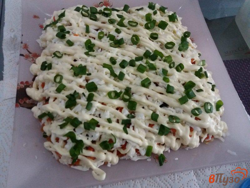 Фото приготовление рецепта: Слоёный салат из консервированного лосося с черносливом шаг №12