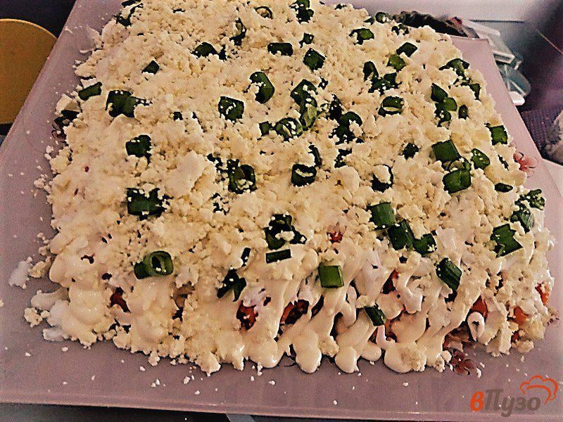 Фото приготовление рецепта: Слоёный салат из консервированного лосося с черносливом шаг №14
