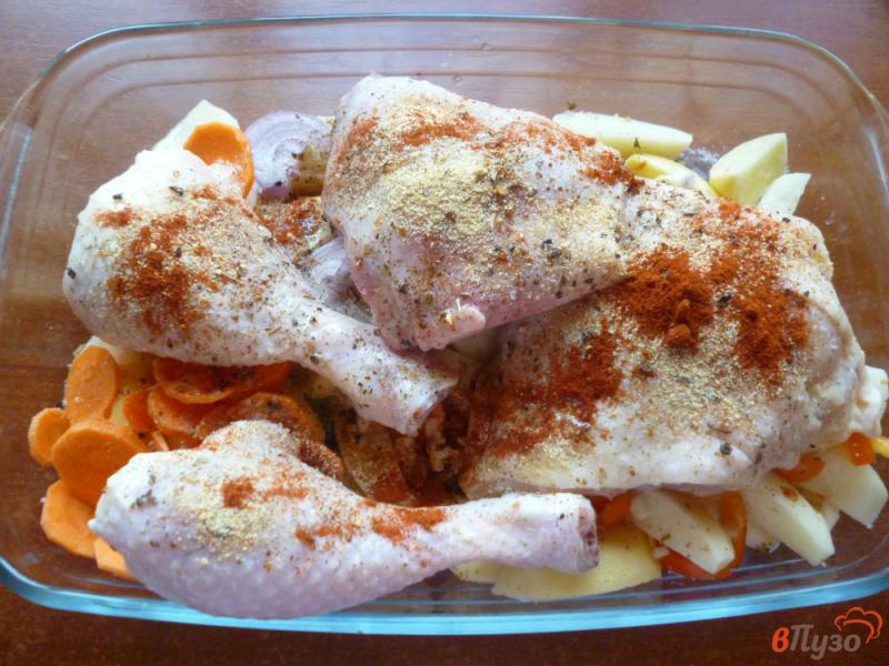 Фото приготовление рецепта: Картофель с курицей в духовке шаг №4