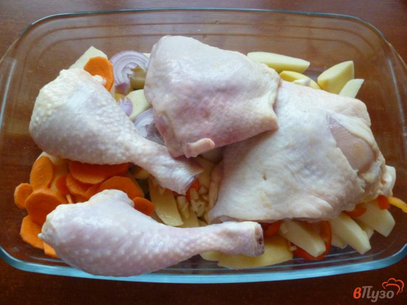 Фото приготовление рецепта: Картофель с курицей в духовке шаг №3