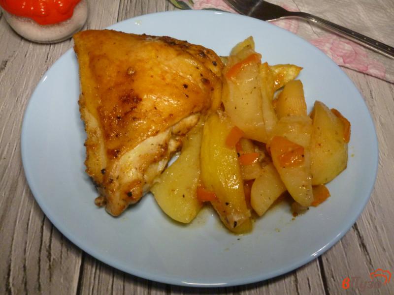 Фото приготовление рецепта: Картофель с курицей в духовке шаг №6