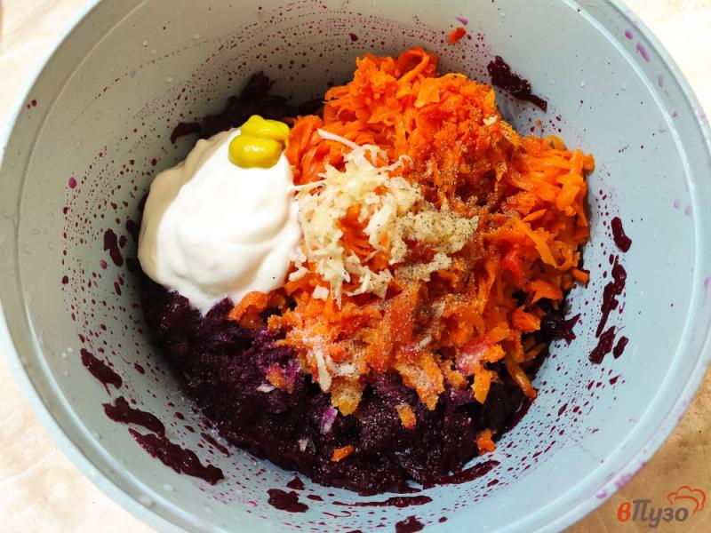 Фото приготовление рецепта: Салат из свеклы и моркови с чесноком горчицей и греческим йогуртом шаг №3