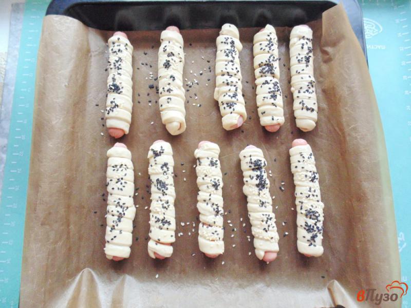Фото приготовление рецепта: Сосиски в тесте с кунжутом шаг №4