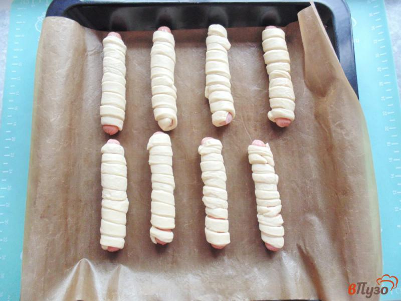 Фото приготовление рецепта: Сосиски в тесте с кунжутом шаг №3