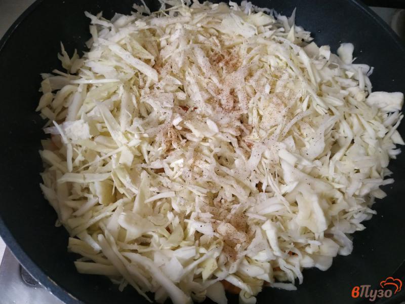 Фото приготовление рецепта: Тушёная капуста с рисом и овощами шаг №4