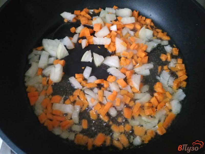 Фото приготовление рецепта: Тушёная капуста с рисом и овощами шаг №2