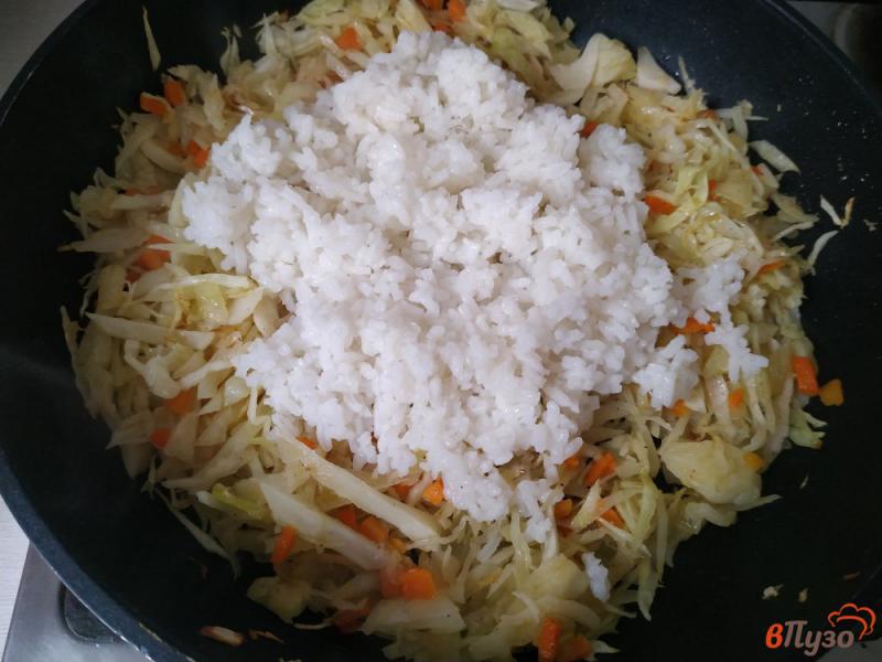 Фото приготовление рецепта: Тушёная капуста с рисом и овощами шаг №5