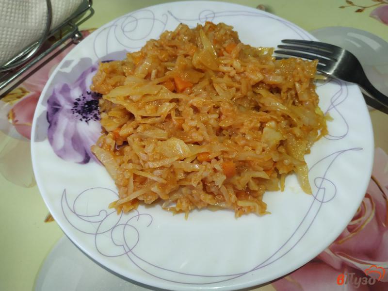 Фото приготовление рецепта: Тушёная капуста с рисом и овощами шаг №8