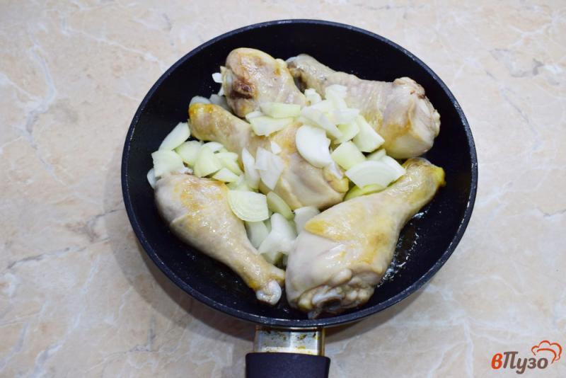 Фото приготовление рецепта: Куриные голени с луком и шампиньонами шаг №2