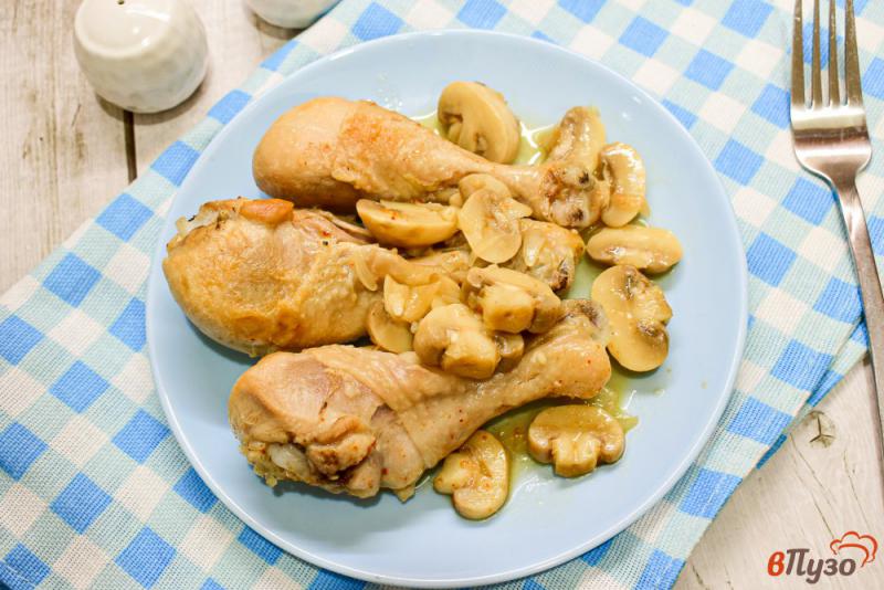 Фото приготовление рецепта: Куриные голени с луком и шампиньонами шаг №4