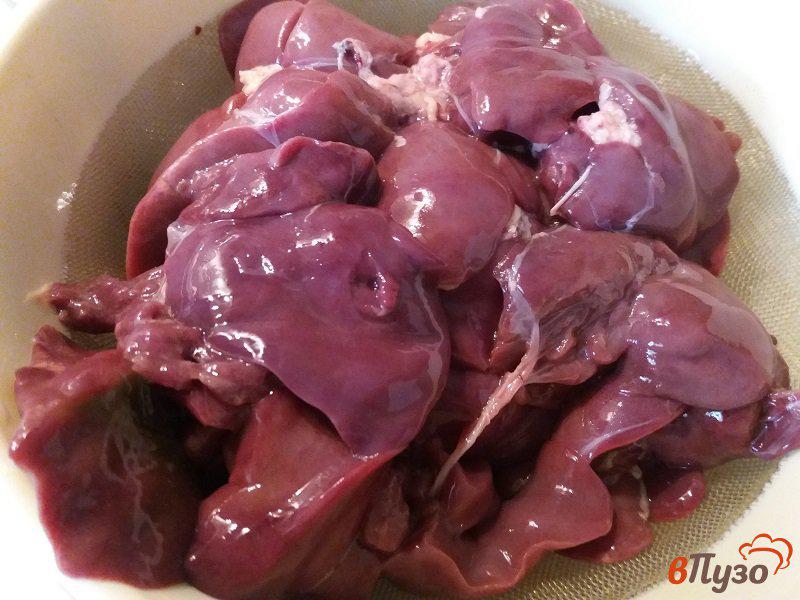 Фото приготовление рецепта: Тушеная куриная и кроличья печень с луком шаг №1
