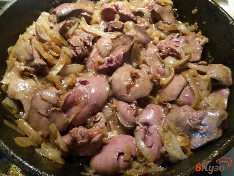 Фото приготовление рецепта: Тушеная куриная и кроличья печень с луком шаг №6