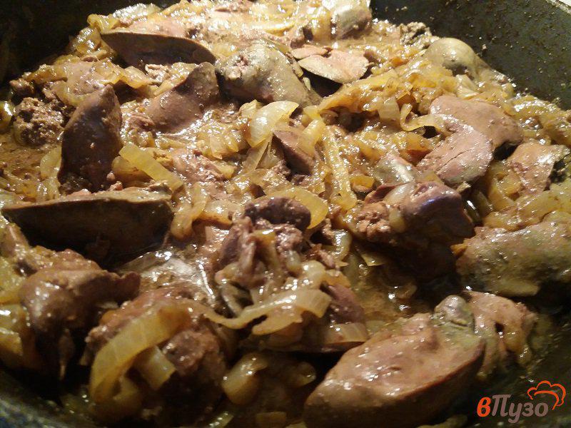 Фото приготовление рецепта: Тушеная куриная и кроличья печень с луком шаг №7