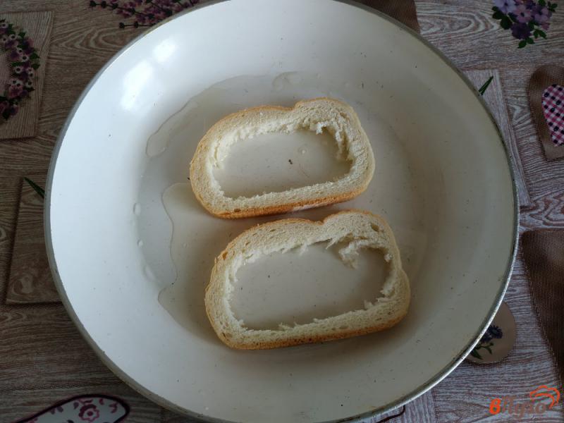Фото приготовление рецепта: Яичница в хлебе с начинкой шаг №9