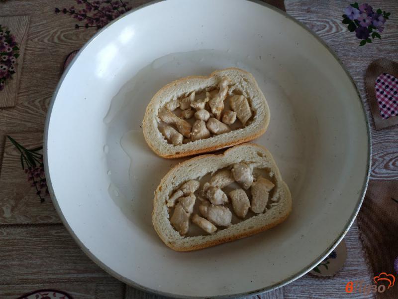 Фото приготовление рецепта: Яичница в хлебе с начинкой шаг №10