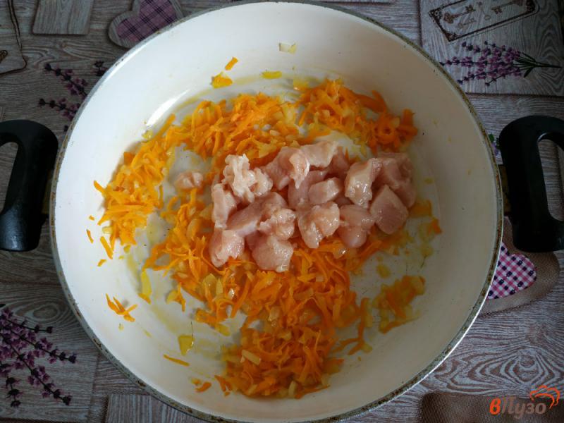 Фото приготовление рецепта: Куриное филе с гарниром и овощами шаг №4