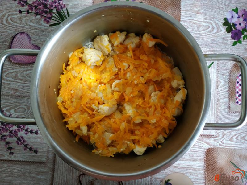 Фото приготовление рецепта: Куриное филе с гарниром и овощами шаг №7