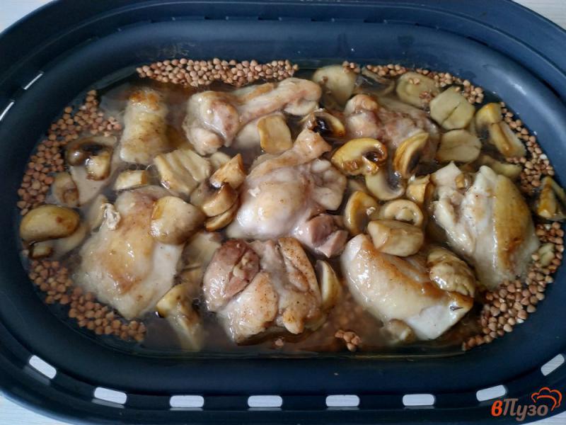 Фото приготовление рецепта: Гречка с курицей и грибами на пару шаг №7