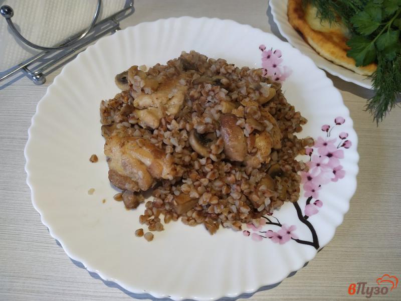 Фото приготовление рецепта: Гречка с курицей и грибами на пару шаг №10