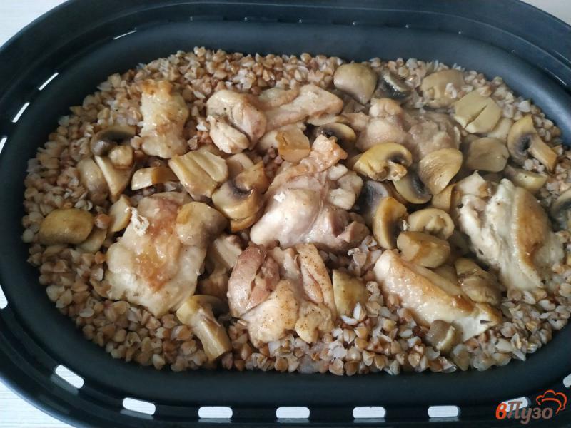 Фото приготовление рецепта: Гречка с курицей и грибами на пару шаг №9