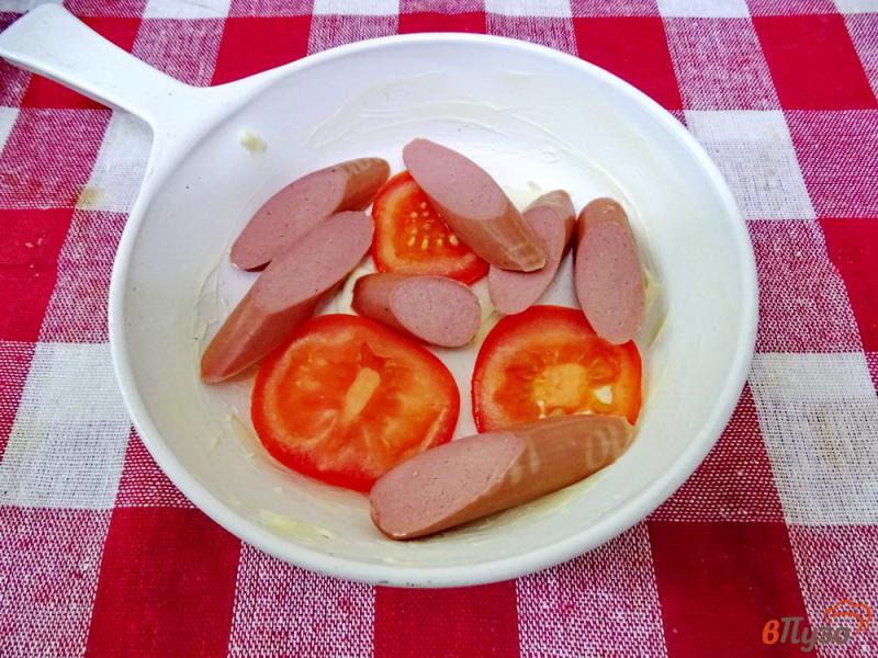 Фото приготовление рецепта: Омлет в микроволновке с помидорами и сосиской шаг №3