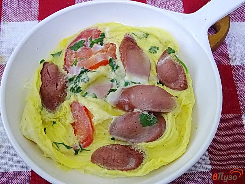 Фото приготовление рецепта: Омлет в микроволновке с помидорами и сосиской шаг №7