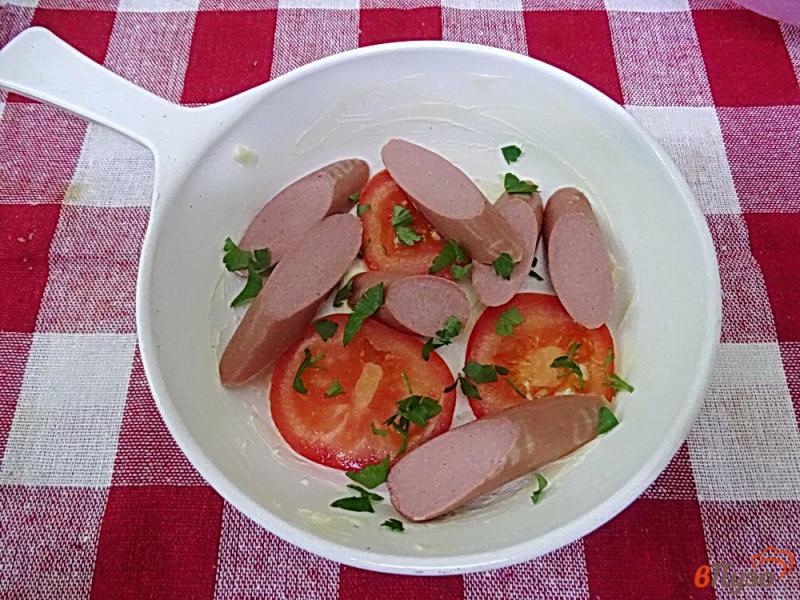 Фото приготовление рецепта: Омлет в микроволновке с помидорами и сосиской шаг №4