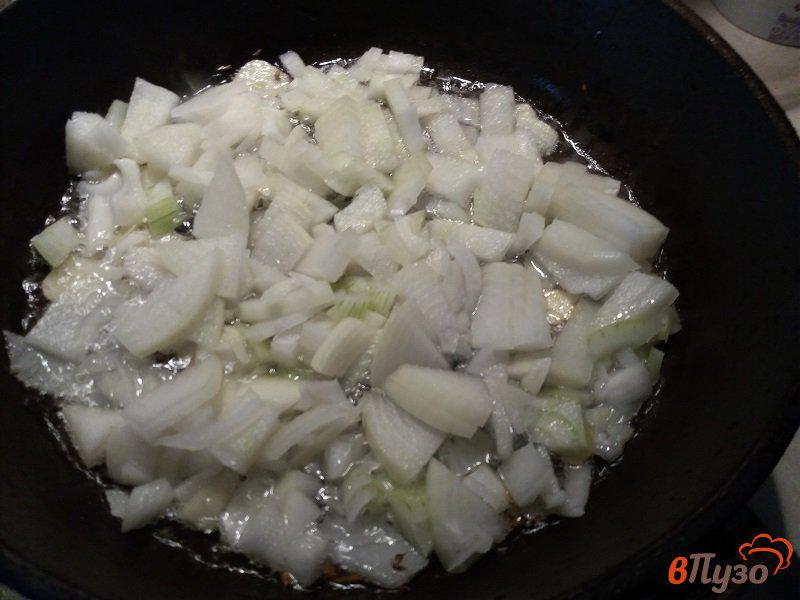 Фото приготовление рецепта: Жаренный рис с овощами шаг №3