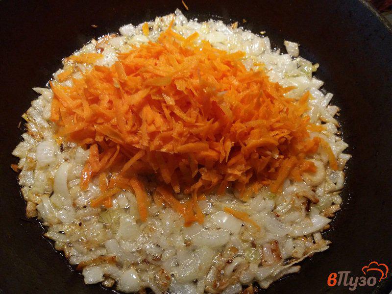 Фото приготовление рецепта: Жаренный рис с овощами шаг №4