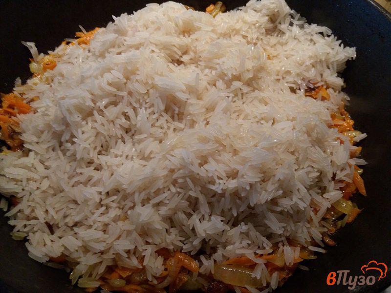 Фото приготовление рецепта: Жаренный рис с овощами шаг №5