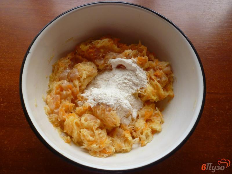 Фото приготовление рецепта: Драники с морковью и куриным филе шаг №3