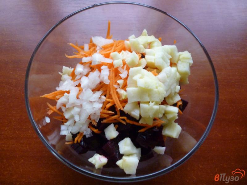 Фото приготовление рецепта: Салат со свеклы с капустой и яблоком шаг №3