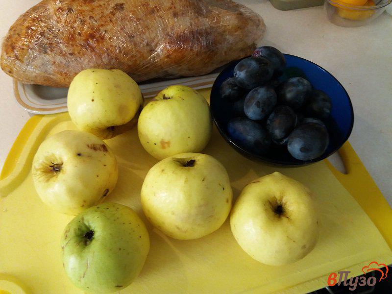 Фото приготовление рецепта: Утка запеченная с антоновскими яблоками свежим черносливом и картофелем шаг №5