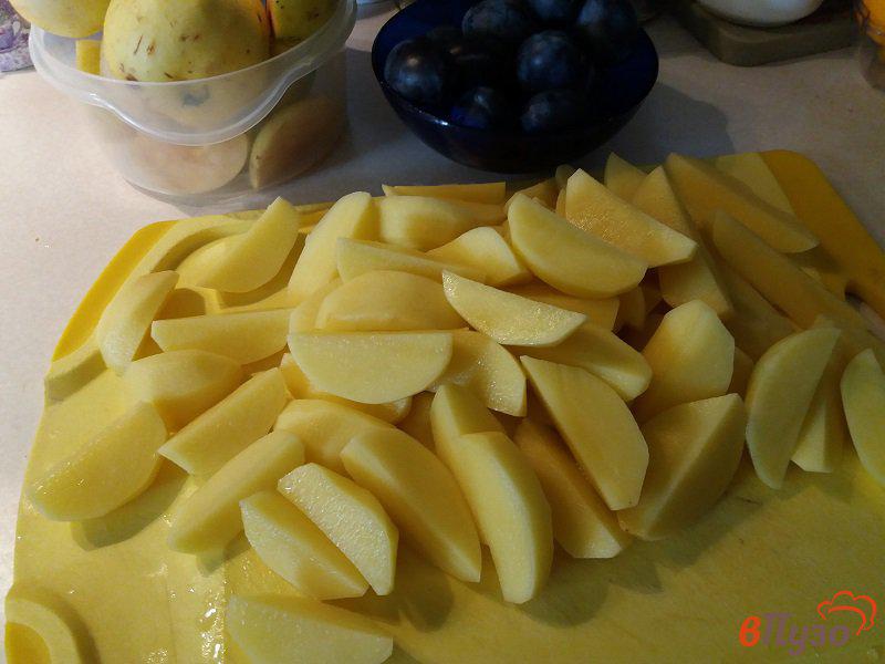 Фото приготовление рецепта: Утка запеченная с антоновскими яблоками свежим черносливом и картофелем шаг №9