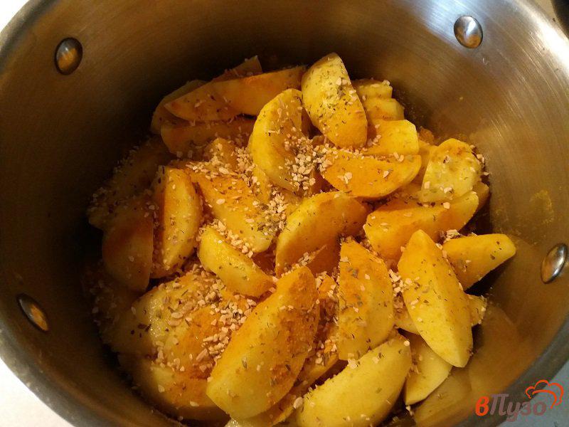 Фото приготовление рецепта: Утка запеченная с антоновскими яблоками свежим черносливом и картофелем шаг №10