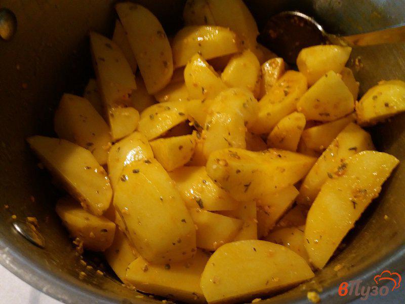 Фото приготовление рецепта: Утка запеченная с антоновскими яблоками свежим черносливом и картофелем шаг №11